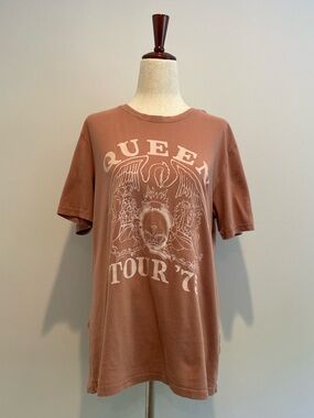 Abercrombie & Fitch Queen Tour '75 Graphic T-shirt EUC - size Small
